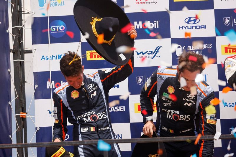 Podio: segundo puesto Thierry Neuville, Martijn Wydaeghe, Hyundai World Rally Team Hyundai i20 N Rally1