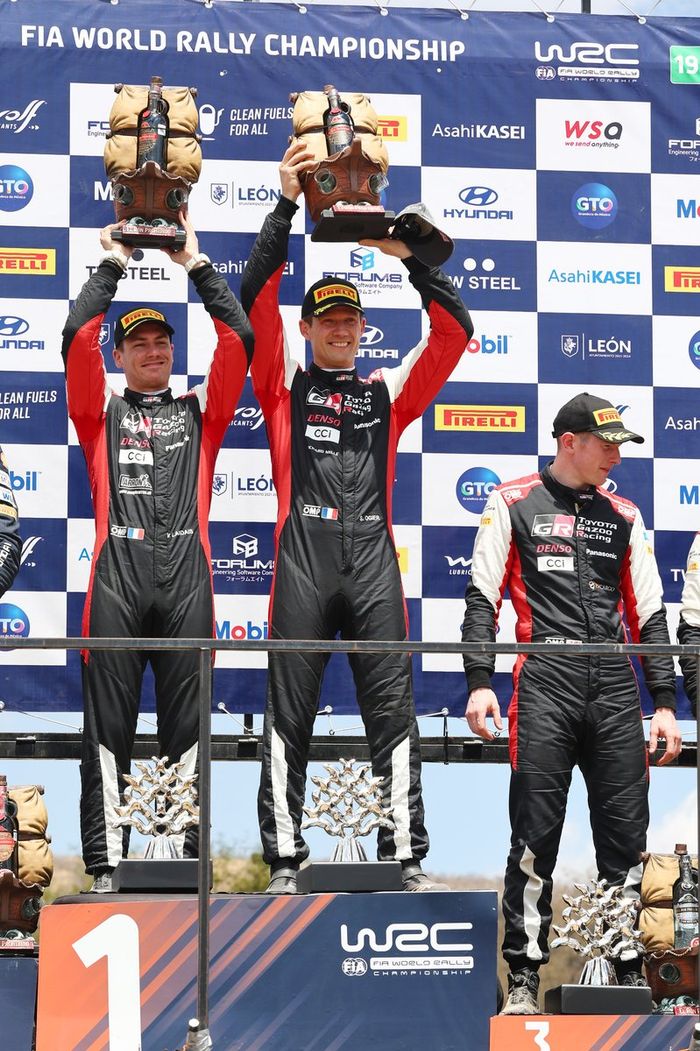 Podio: Ganadores Sébastien Ogier, Vincent Landais, Toyota Gazoo Racing WRT Toyota GR Yaris Rally1