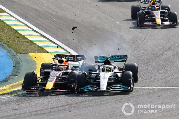 Max Verstappen, Red Bull Racing RB18, choca con Lewis Hamilton, Mercedes W13