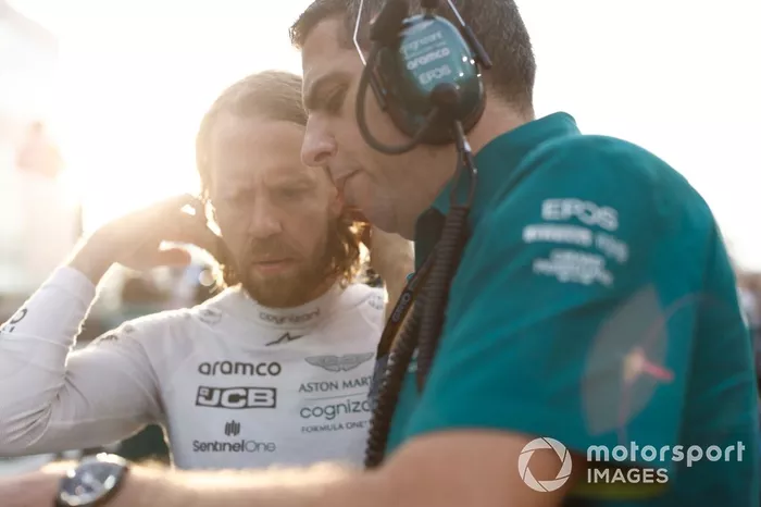 Sebastian Vettel, Aston Martin, en la parrilla con su ingeniero