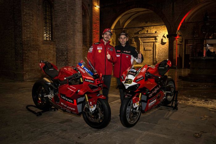 Francesco Bagnaia y Álvaro Bautista con la Ducati Panigale V4 Limited edition