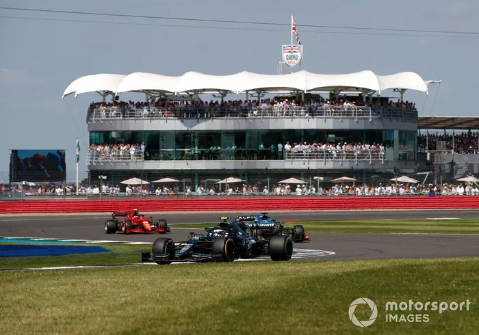 Sebastian Vettel, Aston Martin AMR21, Fernando Alonso, Alpine A521, Carlos Sainz Jr., Ferrari SF21