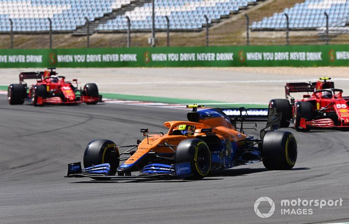Lando Norris, McLaren MCL35M, Carlos Sainz Jr., Ferrari SF21, Charles Leclerc, Ferrari SF21