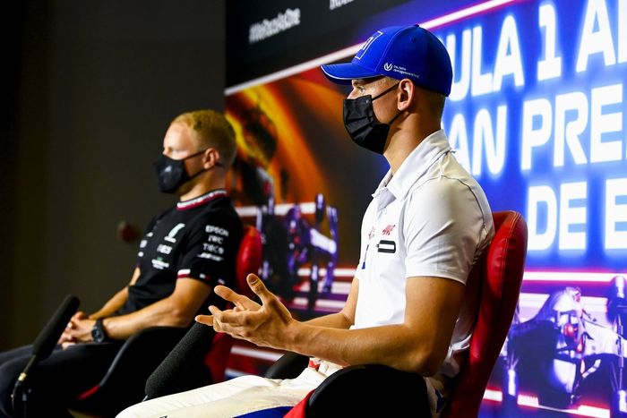 Mick Schumacher, Haas F1, Valtteri Bottas, Mercedes  en la conferencia de prensa