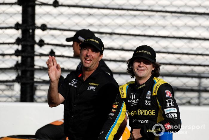 Colton Herta, Andretti Autosport Honda y su padre Bryan Herta posan para la foto de la primera fila