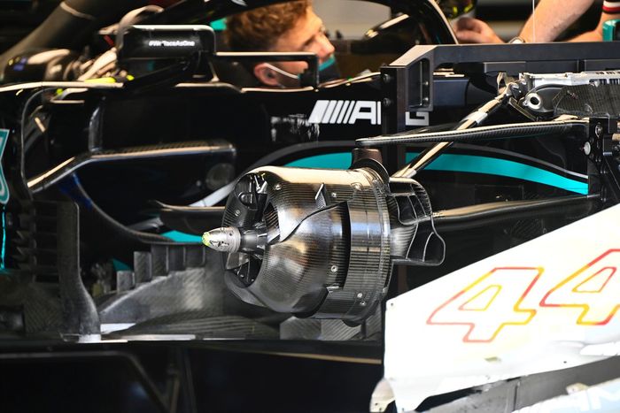 Detalle del conducto de freno delantero del Mercedes W12