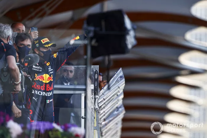 Podio: ganador de la carrera Sergio Pérez, Red Bull Racing