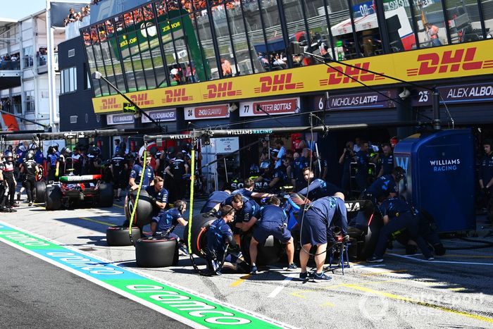 Nicholas Latifi, Williams FW44, hace una parada en boxes durante la FP3