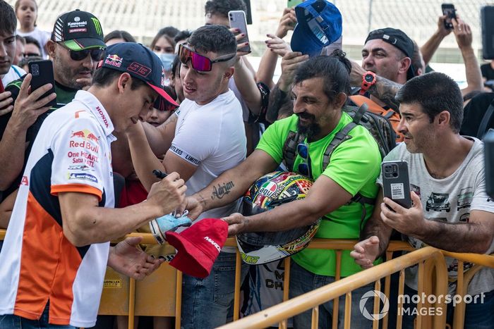 Marc Márquez, del equipo Repsol Honda, con los aficionados