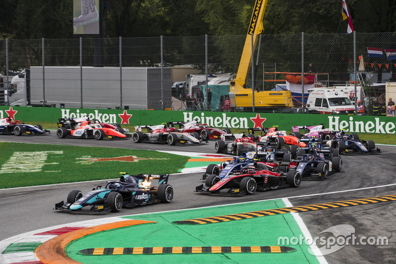 Nicholas Latifi, DAMS, leads George Russell, ART Grand Prix bij de start