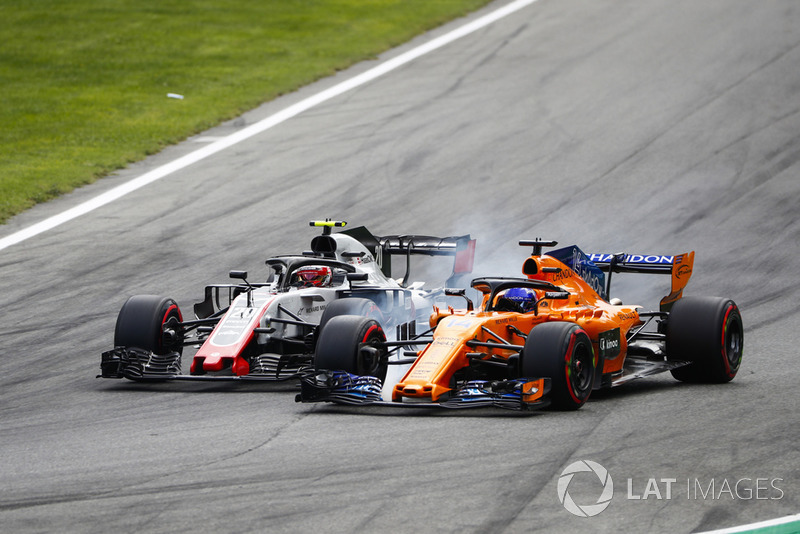 Kevin Magnussen, Haas F1 Team VF-18, e Fernando Alonso, McLaren MCL33, vanno ruota a ruota