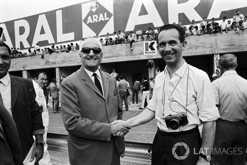 John Blunsden stringe la mano a Enzo Ferrari