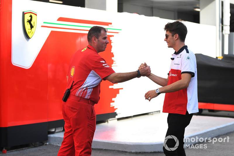 Charles Leclerc, Alfa Romeo Sauber F1 Team y un miembro de Ferrari