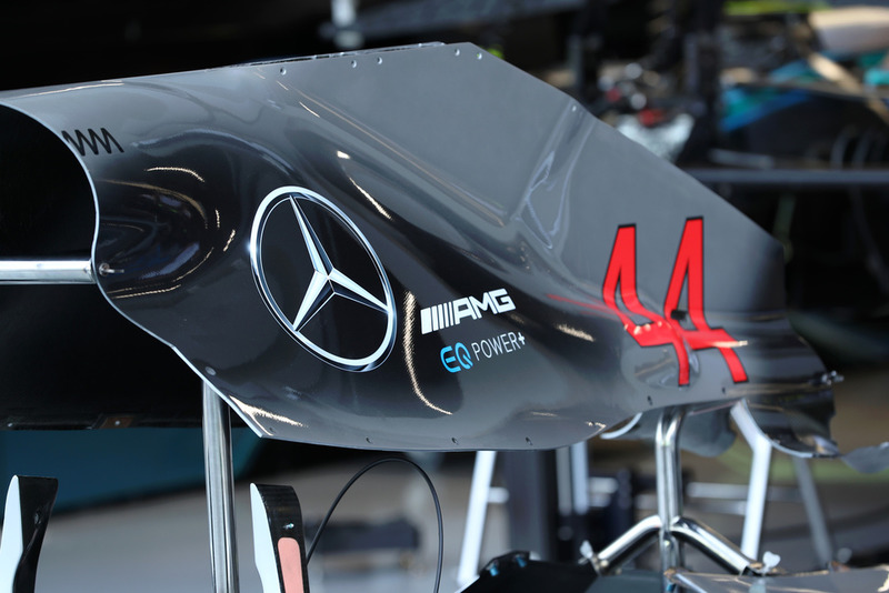 Una cubierta motor del Mercedes AMG F1 W09