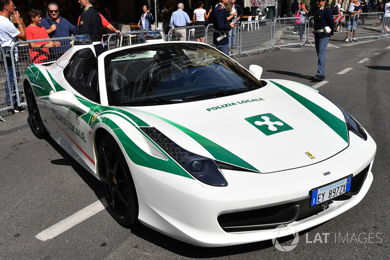 Mobil Ferrari polisi