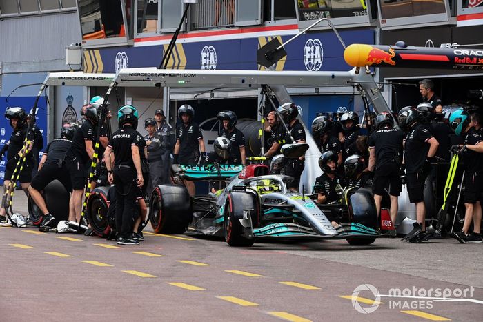 Lewis Hamilton, Mercedes W13, en boxes durante la clasificación