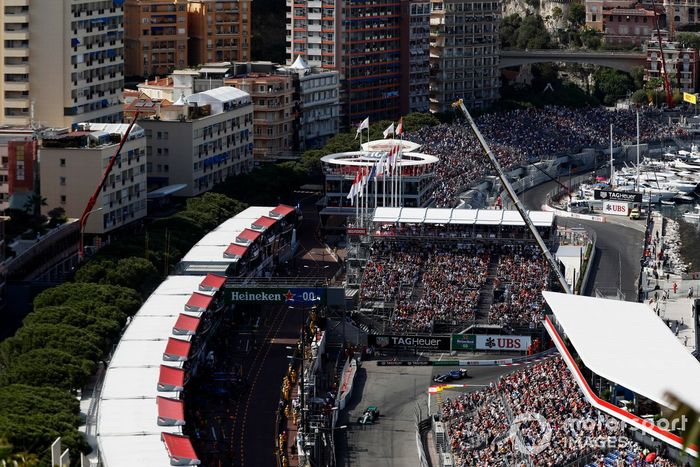 Lewis Hamilton, Mercedes W13, Esteban Ocon, Alpine A522