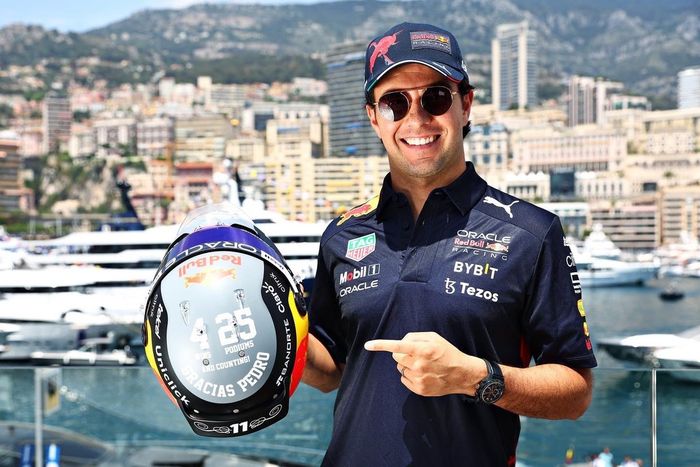 Sergio Pérez, Red Bull Racing con su casco especial para el GP de Mónaco