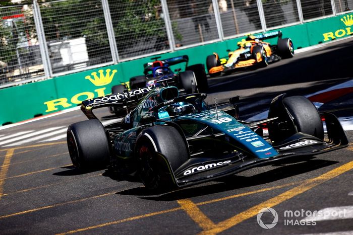 Lance Stroll, Aston Martin AMR22, Alex Albon, Williams FW44