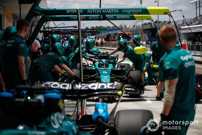 Sebastian Vettel, Aston Martin AMR22, en el pit lane