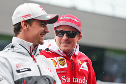 Esteban Gutierrez, Haas F1 Team avec Kimi Räikkönen, Ferrari lors de la parade des pilotes