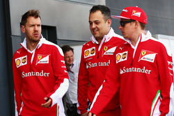 (Da sx a dx): Sebastian Vettel, Ferrari con Diego Ioverno, Direttore delle Operazioni Ferrari e Kimi Raikkonen, Ferrari
