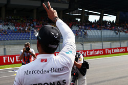 Льюис Хэмилтон, Mercedes AMG F1 празднует поул позицию