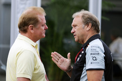 Jolyon Palmer, Renault Sport F1 Team con Robert Fernley, Deputy Team Principal Sahara Force India F1