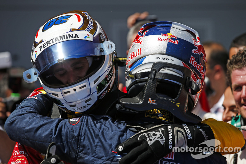 Le deuxième Pierre Gasly, PREMA Racing félicite le vainqueur Antonio Giovinazzi, PREMA Racing