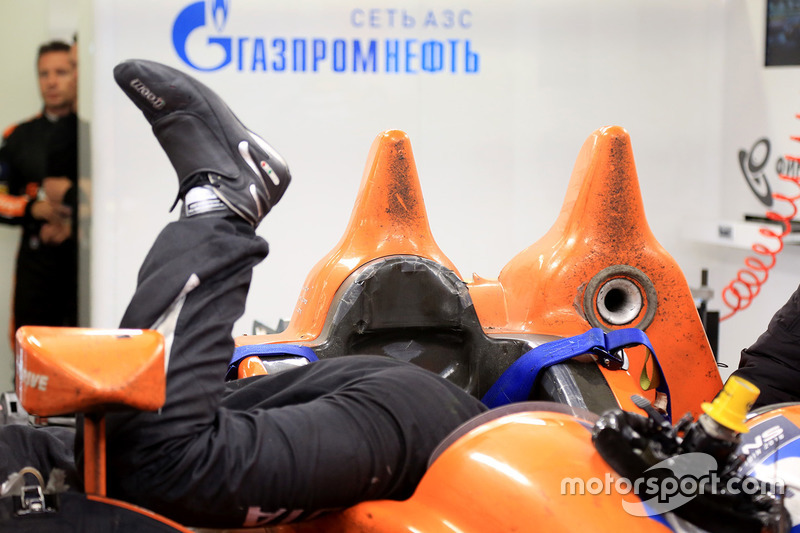 G-Drive mechanics at work on the #38 G-Drive Racing Gibson BR01 Nissan