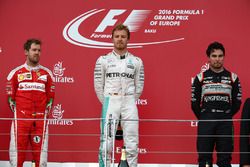 Podio: primer lugar Nico Rosberg, Mercedes AMG Petronas F1 W07,segundo lugar Sebastian Vettel, Scude