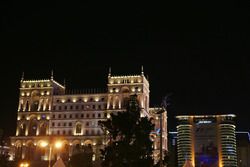 La ciudad de Bakú de noche