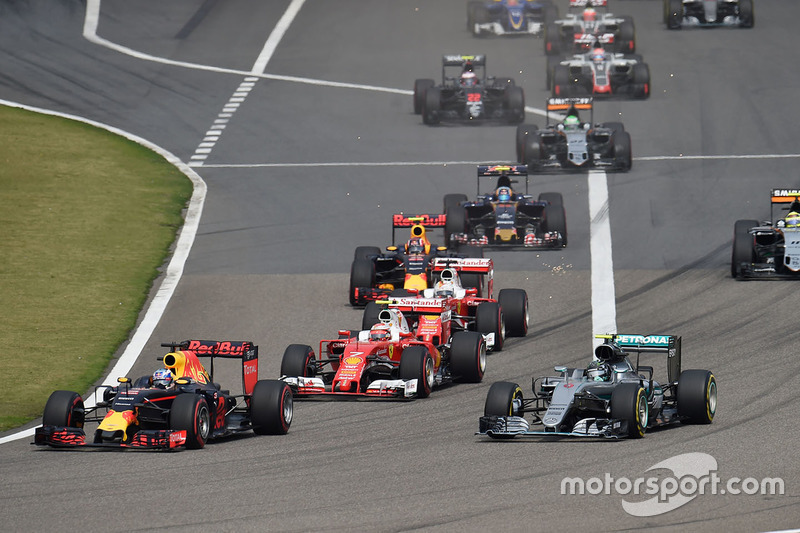 Daniel Ricciardo, Red Bull Racing RB12 and Nico Rosberg, Mercedes AMG F1 Team W07 lead at the start of the race