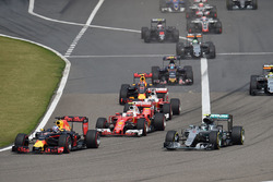 Daniel Ricciardo, Red Bull Racing RB12 y Nico Rosberg, Mercedes AMG F1 Team W07 lidera al inicio de