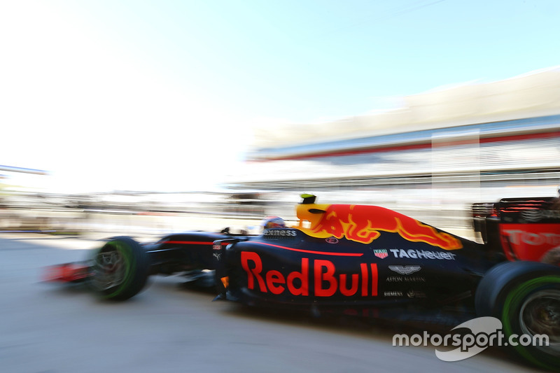 Max Verstappen, Red Bull Racing RB12 en un pit stop