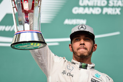 Переможець гонки Льюїс Хемілтон, Mercedes AMG F1 святкує на подіумі