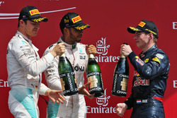 Het podium: Nico Rosberg, Mercedes AMG F1, tweede; Lewis Hamilton, Mercedes AMG F1, winnaar; Max Ver