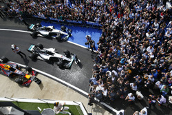 Sieger Lewis Hamilton, Mercedes AMG F1 W07 Hybrid feiert