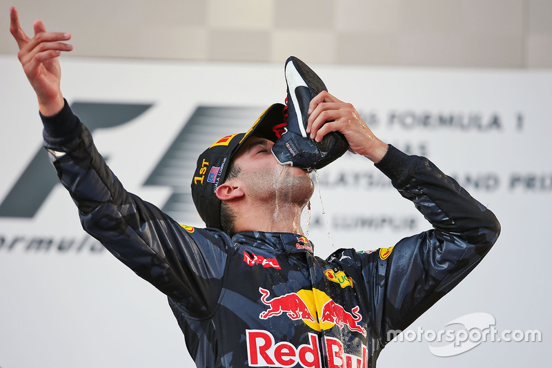 Ganador de la carrera Daniel Ricciardo, Red Bull Racing celebra en el podio bebiendo champán de su b