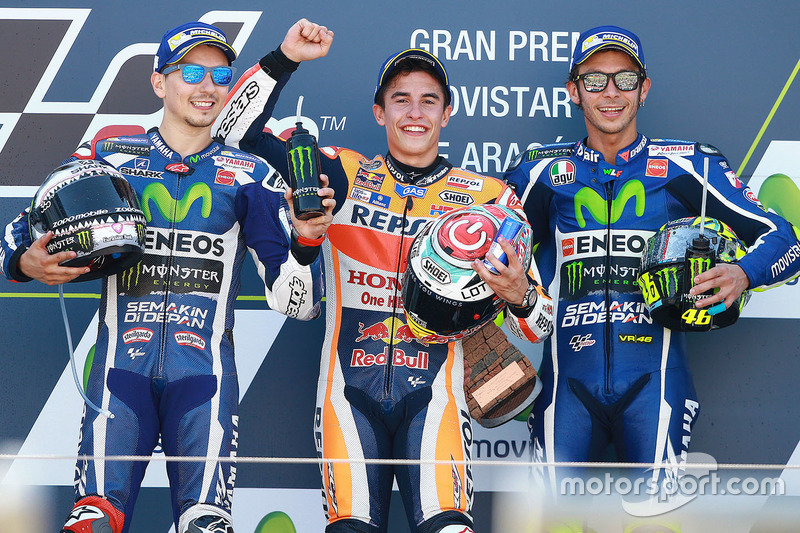 Auf dem Podium können auch die Yamaha-Fahrer Lorenzo und Rossi lachen