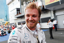 Победитель гонки - Нико Росберг, Mercedes AMG F1 празднует в закрытом парке
