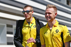 Кевин Магнуссен, Renault Sport F1 Team и Сергей Сироткин, Renault Sport F1