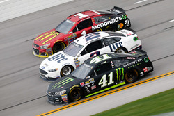 Kurt Busch, Stewart-Haas Racing Chevrolet, Brad Keselowski, Team Penske Ford, und Jamie McMurray Chi