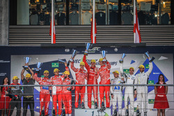 Podium LMP1: peringkat pertama Matheo Tuscher, Dominik Kraihamer, Alexandre Imperatori, Rebellion Ra