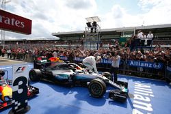 Winner Lewis Hamilton, Mercedes AMG F1 W07 Hybrid in parc ferme