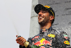 Podio: il secondo classificato Daniel Ricciardo, Red Bull Racing festeggia con lo champagne
