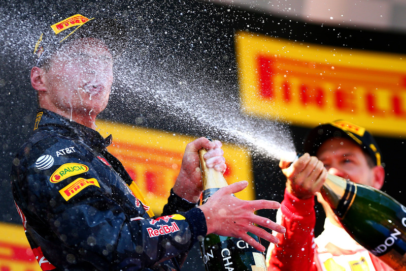 Max Verstappen, Red Bull Racing viert zijn eerste overwinning in de Formule 1