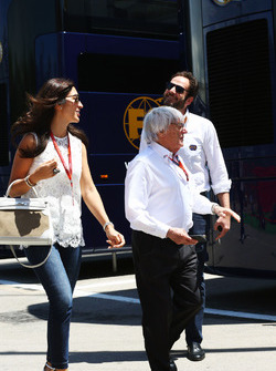 Bernie Ecclestone mit seiner Frau Fabiana Flosi und Matteo Bonciani, FIA-Pressesprecher
