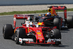 Sebastian Vettel, Ferrari SF16-H voor Daniel Ricciardo, Red Bull Racing RB12