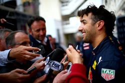 Daniel Ricciardo, Red Bull Racing habla con miembros de los medios de comunicación